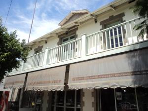 a building with a balcony on top of it at Hotel Kuraica in Ciudad Obregón