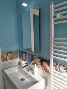 uma casa de banho com um lavatório e um espelho em Little house em Mazara del Vallo