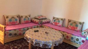 - un salon avec un canapé et une table dans l'établissement Oum Khaltoum Martil, à Martil