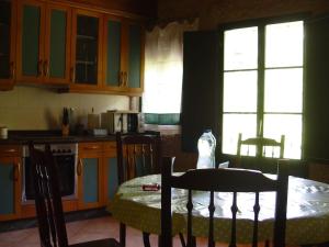 kuchnia ze stołem i krzesłami w obiekcie Casa en Viñoas (Ribeira Sacra) w mieście Viñoás +15 zdjęć