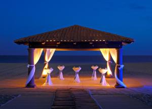 einen beleuchteten Pavillon am Strand in der Nacht in der Unterkunft Pueblo Bonito Sunset Beach Golf & Spa Resort - All Inclusive in Cabo San Lucas