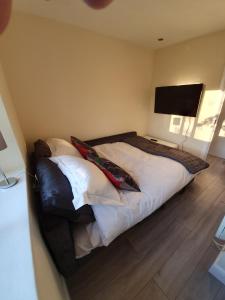 Een bed of bedden in een kamer bij Luxurious Luton town center flat with free parking