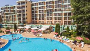 Bazén v ubytování Hotel Delfin - All Inclusive nebo v jeho okolí