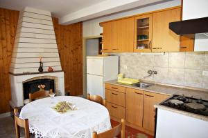 Kuchyň nebo kuchyňský kout v ubytování Apartments Nikola - 200 m from beach