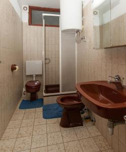 La salle de bains est pourvue d'un lavabo et de toilettes. dans l'établissement Apartments Ivan - 50 m from sea, à Mali Lošinj