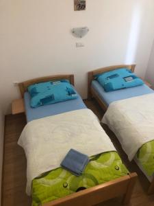 Postel nebo postele na pokoji v ubytování Apartmani BAU BAB