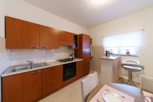 Kuchyňa alebo kuchynka v ubytovaní Apartmani Judita + 37 fotografií