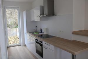 Kuchyň nebo kuchyňský kout v ubytování moderne Ferienwohnung in ruhiger Lage