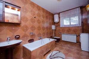 een badkamer met een bad en een wastafel bij Apartments Zeljko in Lovran +36 foto's