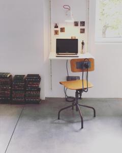 einen Schreibtisch mit einem Computer und einem Stuhl in einem Zimmer in der Unterkunft LOFT bed & breakfast in A Coruña