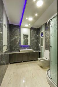 een badkamer met een toilet, een wastafel en een spiegel bij milsa stars 22/1 in Caïro