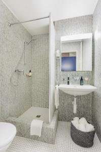 bagno con doccia, lavandino e servizi igienici di Swiss Star Aussersihl - Self Check-In a Zurigo