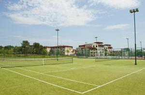 Съоражения за тенис и/или скуош в/до Менада Каваци Созопол Апартаменти или наблизо