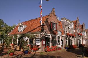 een gebouw met een vlag ervoor bij Hotel & Restaurant De Fortuna in Edam