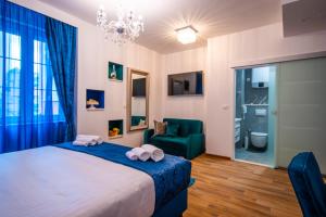 - une chambre avec un lit et une chaise verte dans l'établissement Center Luxury Rooms 3, à Split
