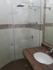 y baño con lavabo y ducha. en Jirón Tarapacá 398, La Punta - Callao, en Lima