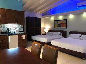 Кровать или кровати в номере Quints Travelers Inn