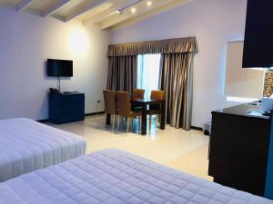 Quints Travelers Inn 객실 침대