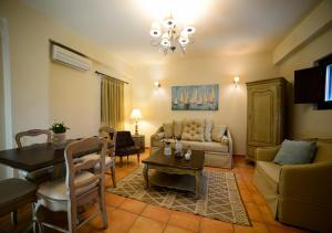 ein Wohnzimmer mit Sofa und Tisch in der Unterkunft Focalion Castle Luxury Suites in Pyrgos Dirou