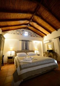 Postel nebo postele na pokoji v ubytování Focalion Castle Luxury Suites