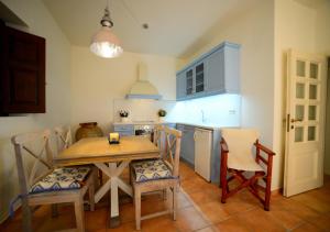 eine Küche mit einem Holztisch und Stühlen in der Unterkunft Focalion Castle Luxury Suites in Pyrgos Dirou