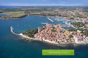 una vista aérea de una pequeña isla en el agua en Villa Radovan en Novigrad Istria