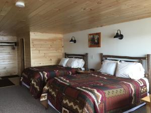Postel nebo postele na pokoji v ubytování Pine Knoll Hotel Lakeside Lodge & Cabin