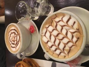 dos tazas de café en una mesa con pan en Casa Marina Argentina de Aeropuerto Ezeiza chek-in 24 h en Monte Grande