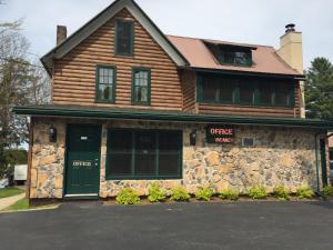 um café com uma porta verde numa casa em Pine Knoll Hotel Lakeside Lodge & Cabin em Old Forge