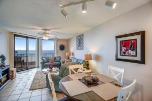 een woonkamer met een tafel en een bank bij Phoenix 6 Unit 504 in Orange Beach