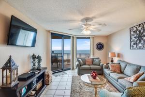 een woonkamer met een bank en een flatscreen-tv bij Phoenix 6 Unit 504 in Orange Beach