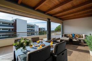 d'une terrasse avec une table et des chaises sur un balcon. dans l'établissement Bliss Apartment - CG, à Lagos