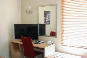 TV a/nebo společenská místnost v ubytování Parnell Pines Hotel