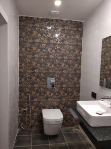 y baño con aseo y lavamanos. en Samsan Residentia en Visakhapatnam