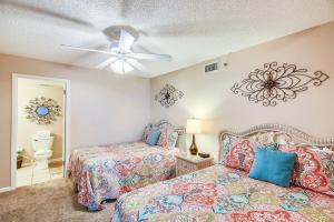 een slaapkamer met twee bedden en een plafondventilator bij Phoenix 6 Unit 504 in Orange Beach +37 foto's