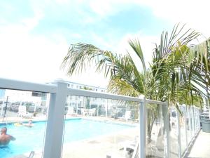 オーシャンシティにあるSeabonay Oceanfront Motelのプールの景色を望むバルコニーが備わります。