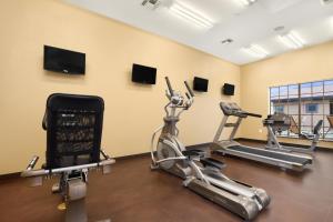 Fitness centrum a/nebo fitness zařízení v ubytování Microtel Inn & Suites by Wyndham Round Rock