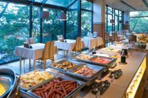 uma linha de buffet com muitos tipos diferentes de alimentos em Inasayama Kanko Hotel em Nagasaki