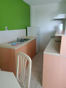 Kuchyň nebo kuchyňský kout v ubytování Annerley Motor Inn