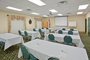 Imagen de la galería de Country Inn & Suites by Radisson, Salina, KS, en Salina