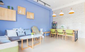 un salon avec un canapé, une table et des chaises dans l'établissement Penghu Clouds, à Magong