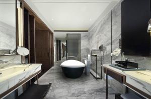 Ein Badezimmer in der Unterkunft InterContinental Zhuhai by IHG