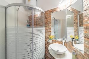 un bagno con due lavandini e una doccia in vetro di Welcome to Pocitos a Montevideo
