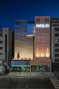 un edificio con un letrero de hotel en su lateral en Hotel March en Daejeon