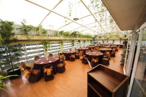 A restaurant or other place to eat at Tebu Hotel Bandung
