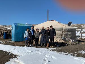 un groupe de personnes debout devant une yourte dans l'établissement City guesthouse & tours, à Oulan-Bator