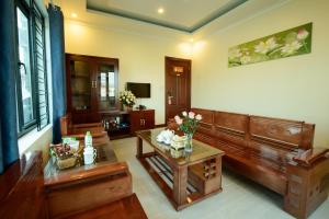 a living room with wooden furniture and a table at ĐẠI THÀNH PHÚC in Hai Phong