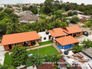eine Luftansicht eines Hauses mit orangefarbenen Dächern in der Unterkunft Homestay Segamat - Villa Seri Intan in Segamat