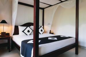 Llit o llits en una habitació de Amal Beach Hotel