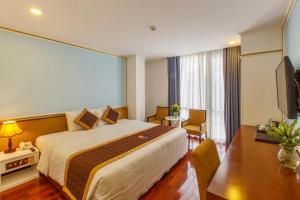 Postel nebo postele na pokoji v ubytování Huong Sen Annex Hotel